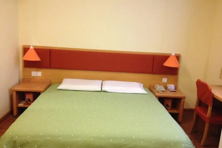 Room 4 of 12