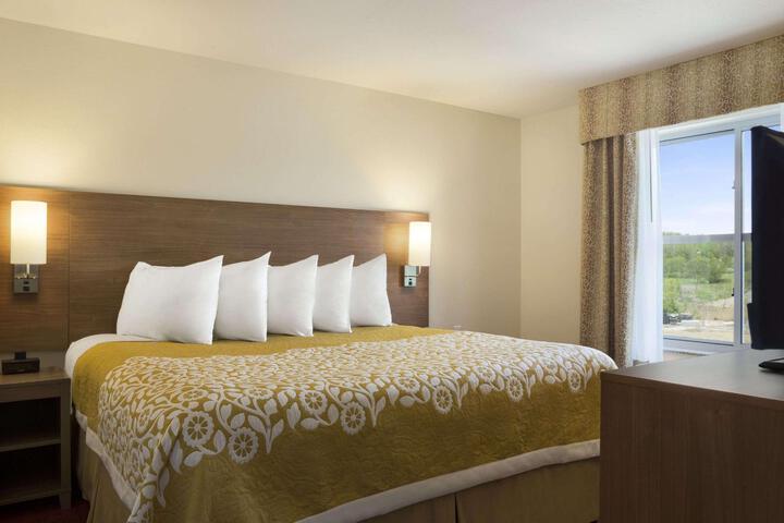 1 King Bed (4 of 11)