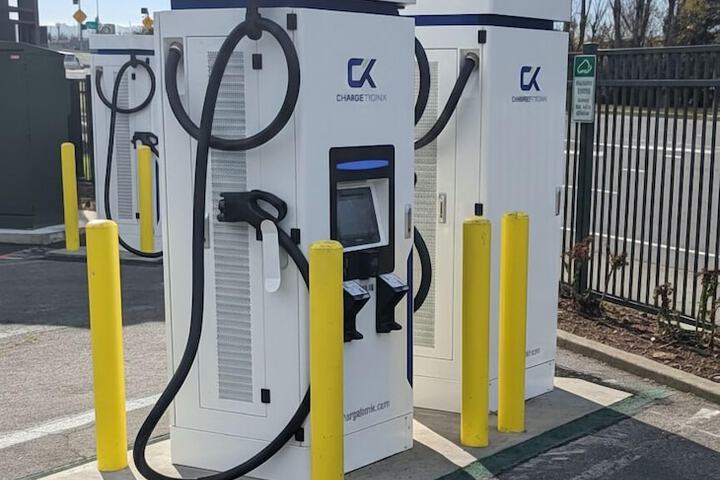 Electric vehicle charging station