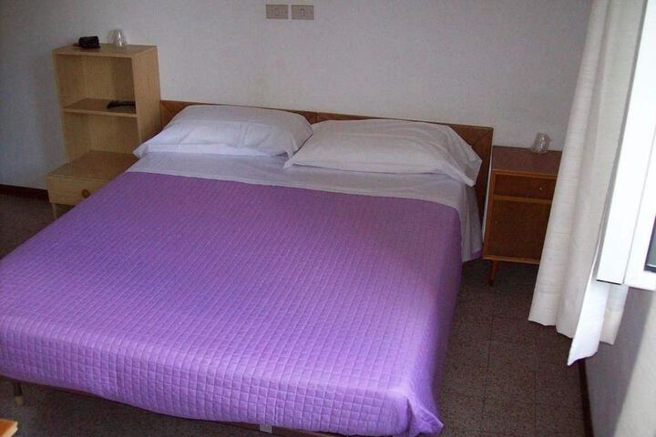 Room 4 of 32