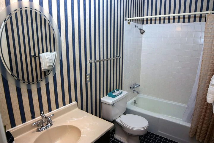 Room 4 of 10