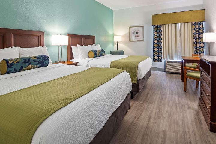 2 Queen Beds Microwave and Refrigerator WiFi Full Breakfast (1 of 9)