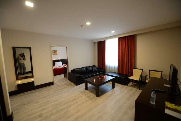 Room 8 of 48