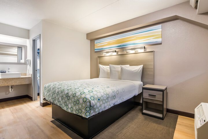 Studio Queen Bed (5 of 12)