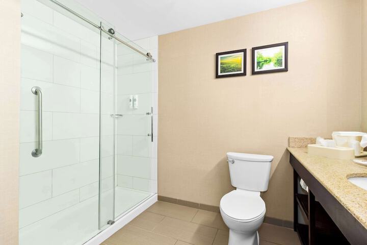 1 Double Bed Suite Accessible (3 of 15)