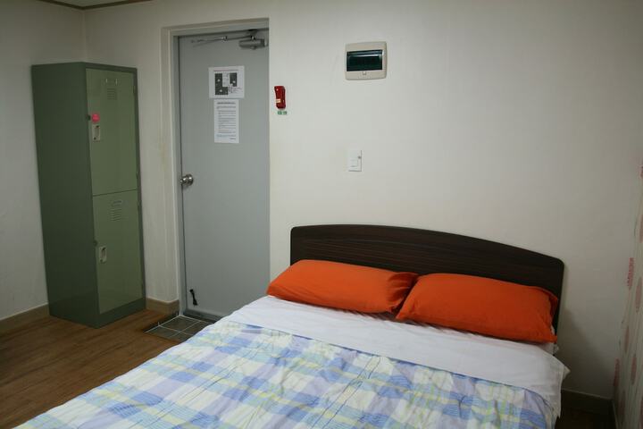 Room 27 of 39