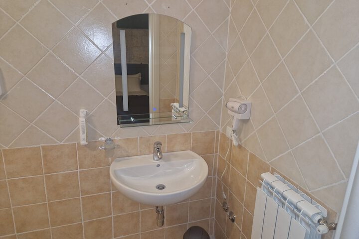 Room 9 of 12