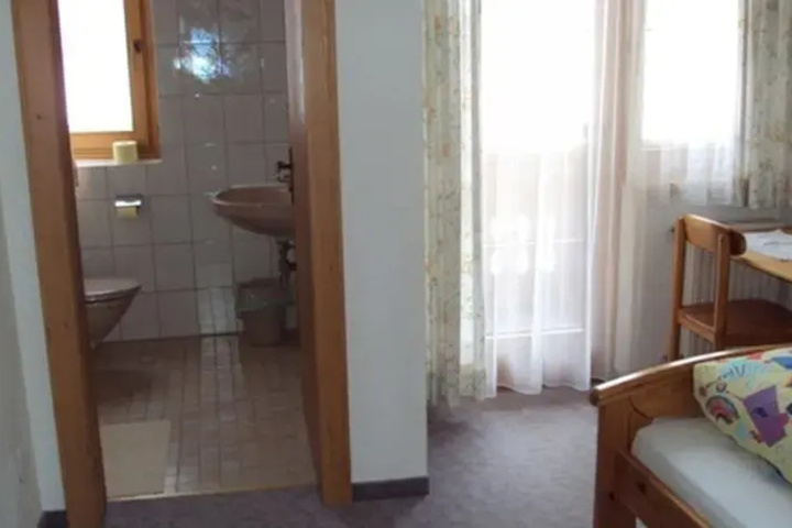 Room 6 of 9
