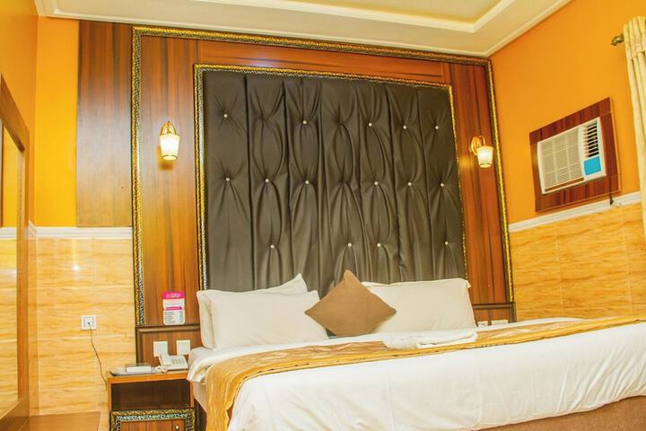 Room 2 of 76