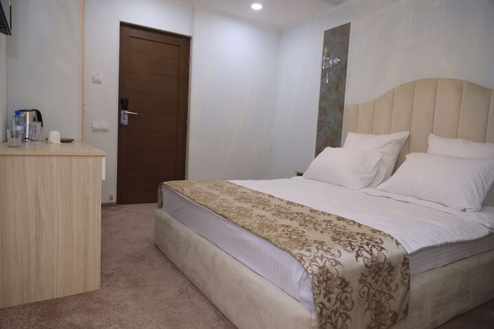 Room 4 of 32