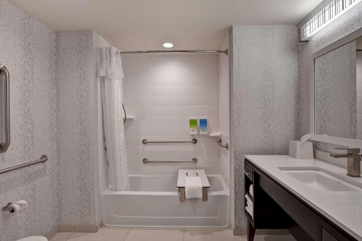 Studio Suite Queen Bed Accessible (10 of 13)