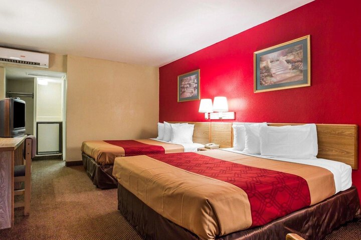1 Queen Bed (16 of 16)
