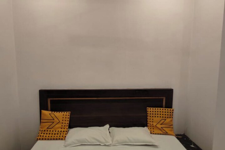 Room 11 of 30