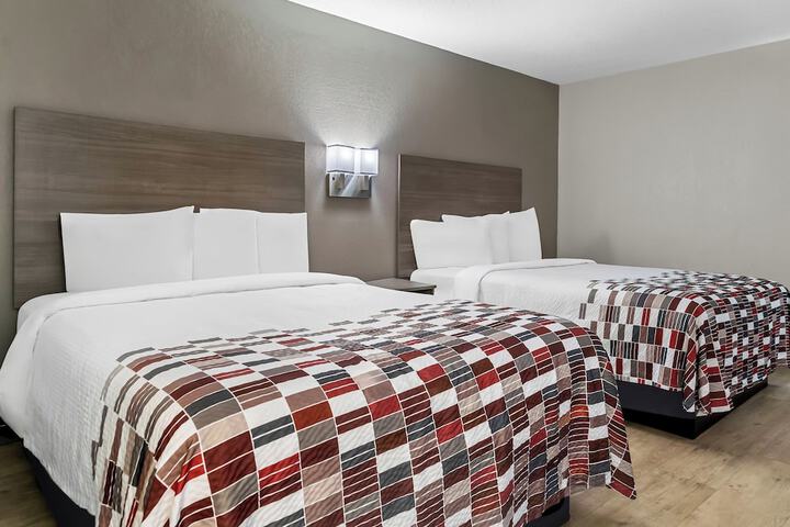 Studio 2 Queen Beds (10 of 10)
