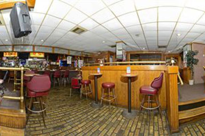 Lounge 33 of 44