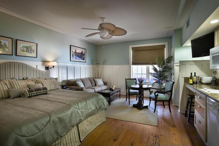 1 Bedroom Deluxe Studio King Bed Kitchenette (4 of 5)