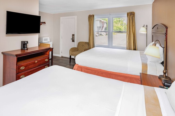 2 Double Beds (3 of 7)