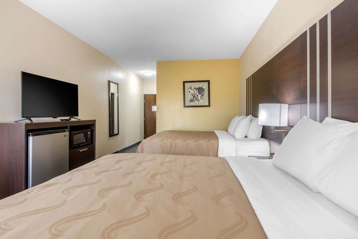 2 Queen Beds (2 of 8)