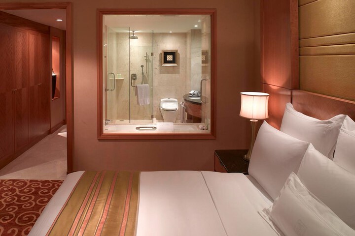 Room 10 of 82