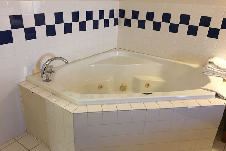 Jetted tub