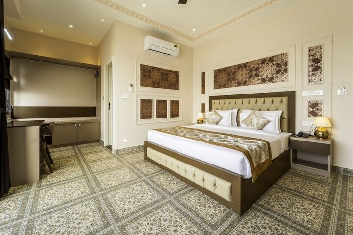 Room 27 of 68