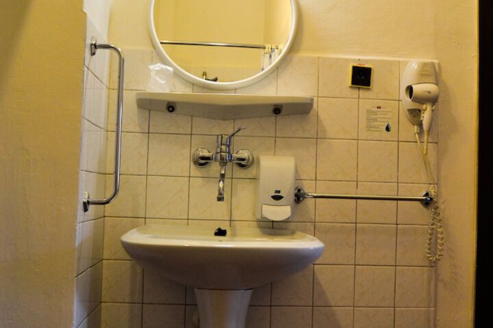 Room 65 of 77
