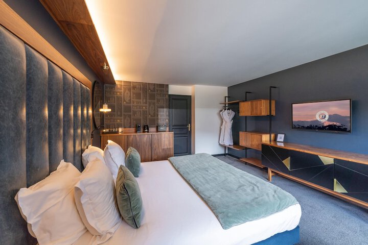 Room 26 of 100
