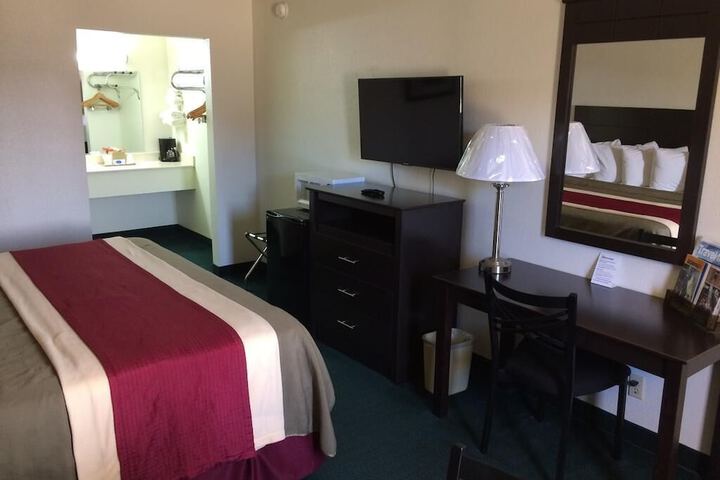1 King Bed (3 of 6)