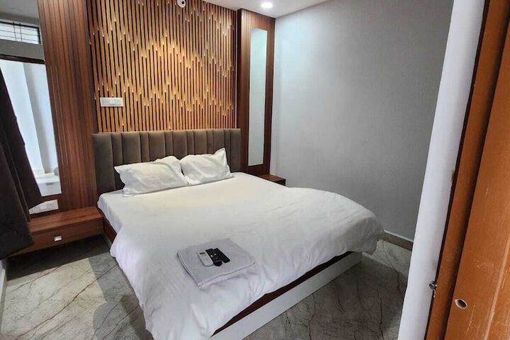 Room 13 of 19