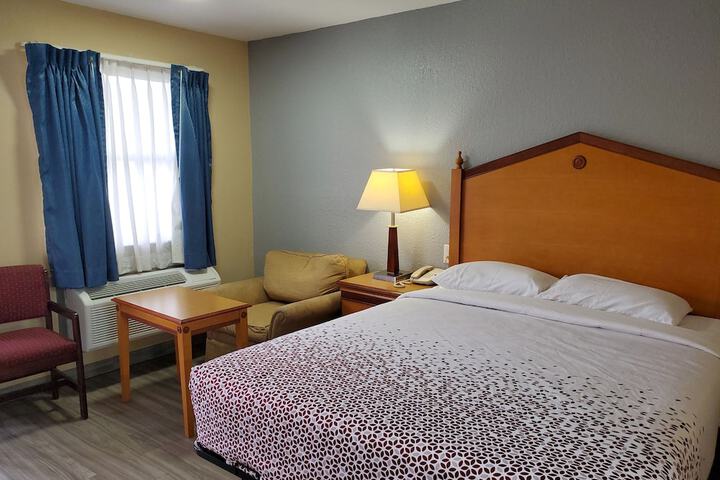 1 Queen Bed (12 of 20)