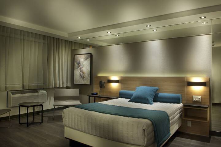 Queen Bed Building B (12 of 20)