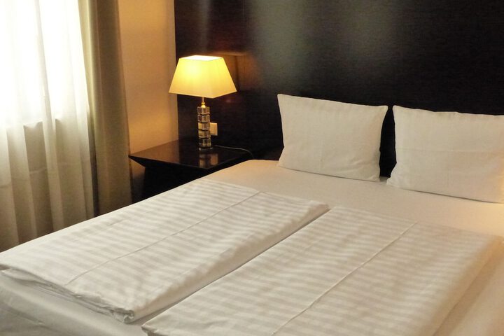 Room 3 of 40