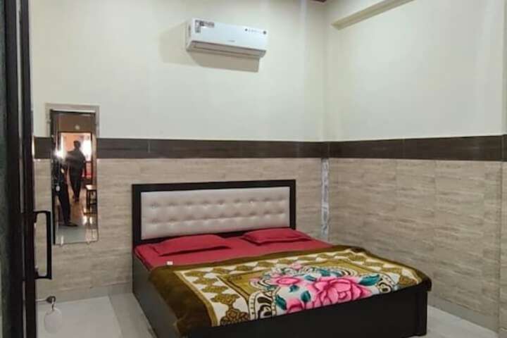 Room 4 of 7
