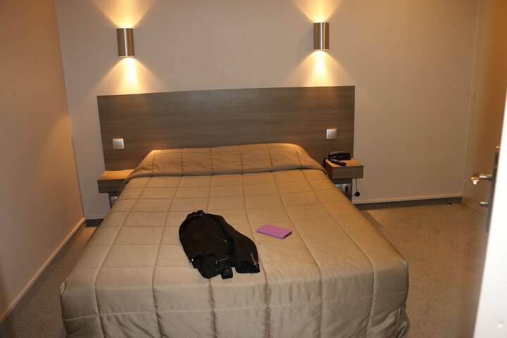 Room 6 of 33