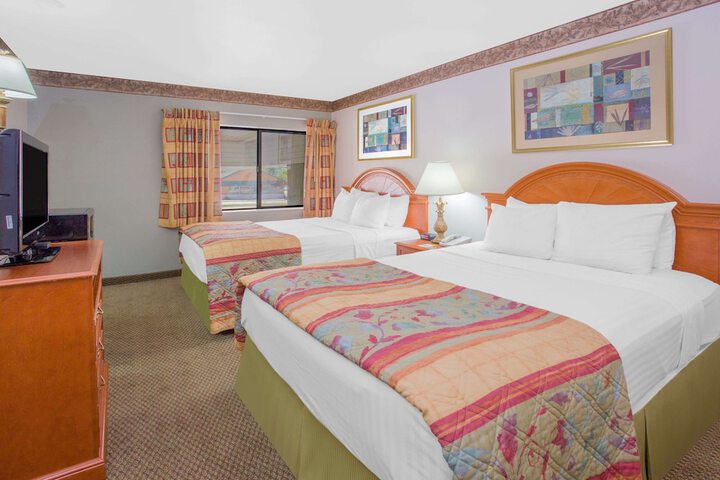 1 Queen Bed No Elevator (13 of 33)