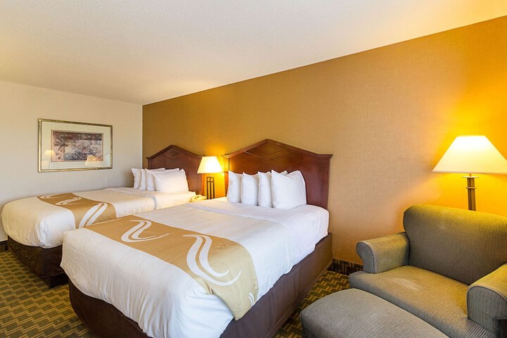 2 Queen Beds (1 of 9)