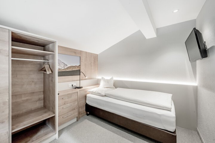 Room 8 of 106