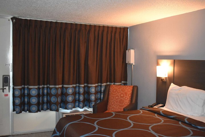 1 King Bed | (2 of 7)