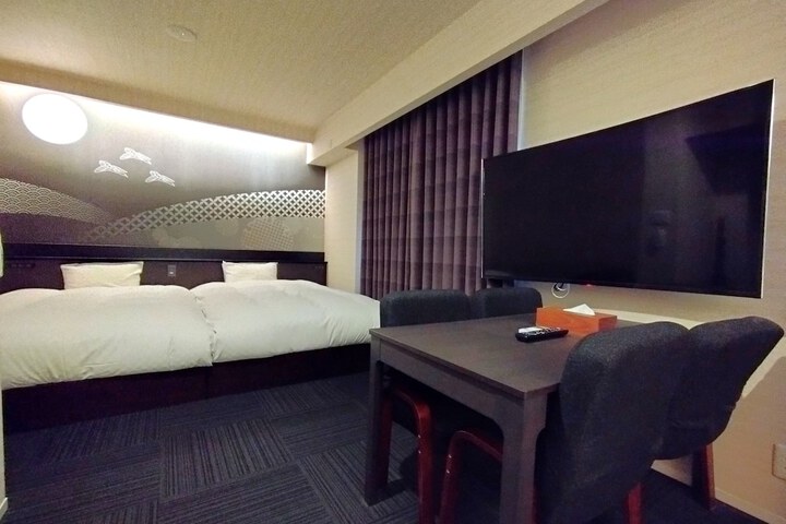 Room 11 of 28