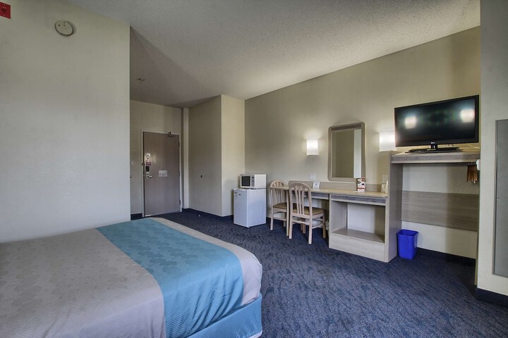 Room 14 of 36