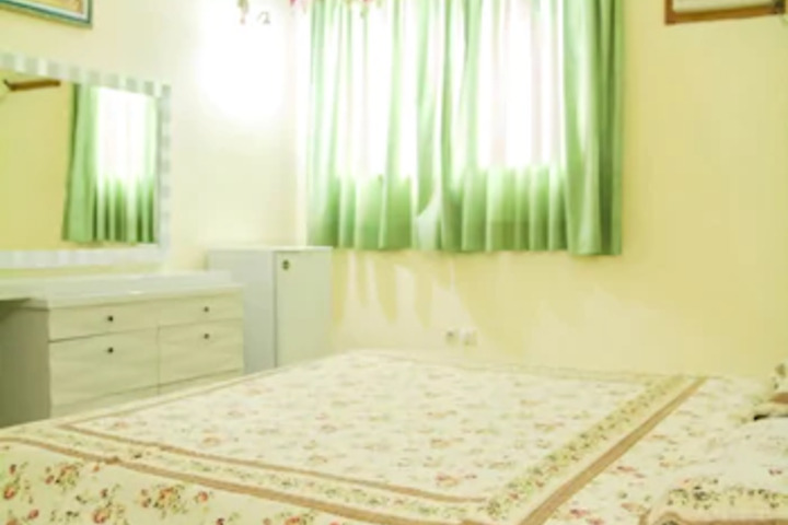 Room 5 of 9