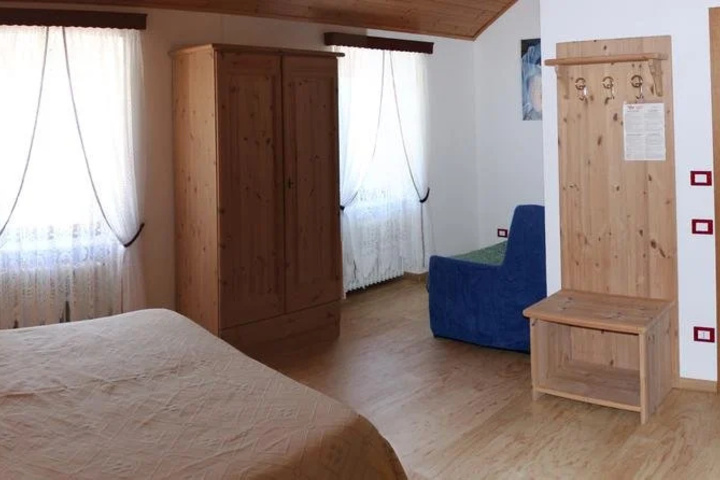 Room 6 of 18