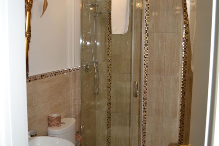 Room 4 of 7