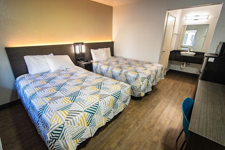 Double Accessible Queen Size Bed (6 of 17)