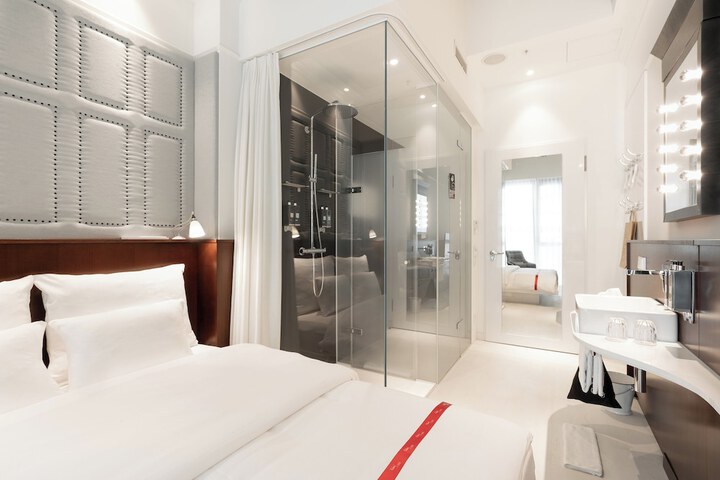 Room 9 of 42