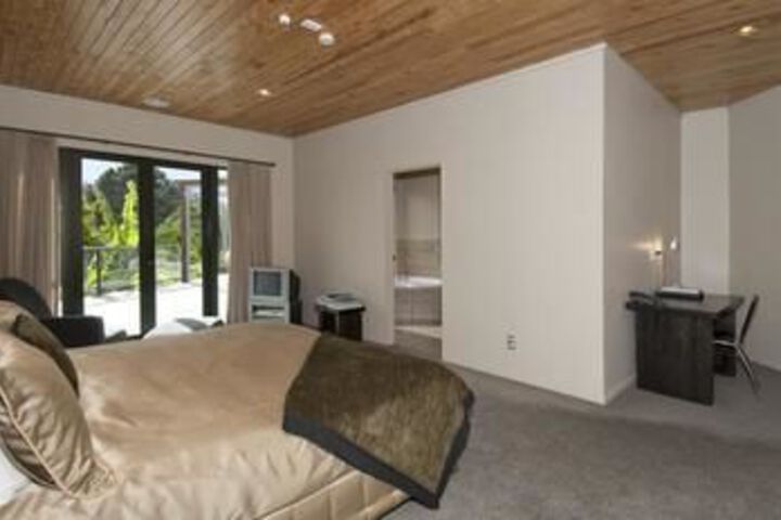 Room 6 of 10