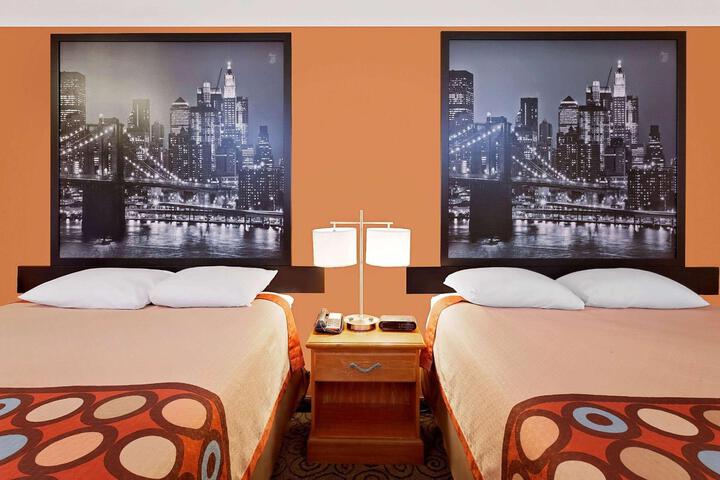 2 Queen Beds (5 of 6)