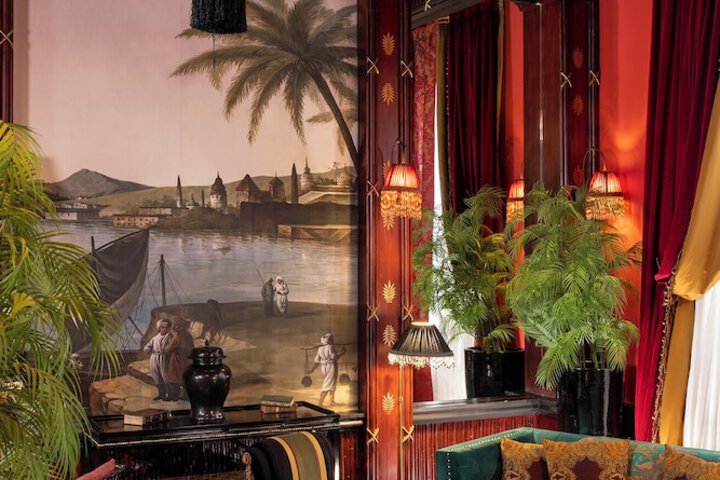Lounge 72 of 84