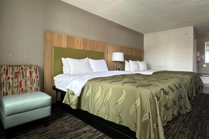 2 Queen Beds (3 of 8)