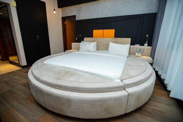 Room 8 of 27